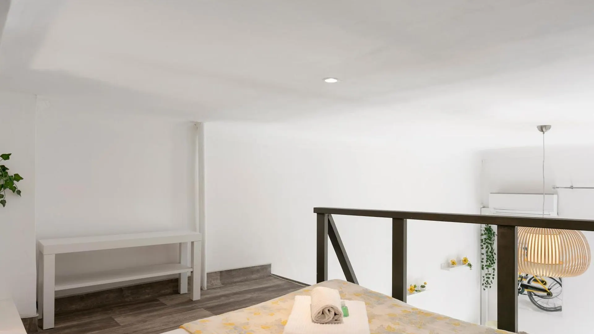 Studio Jaune Fshh Nice 0*,  France